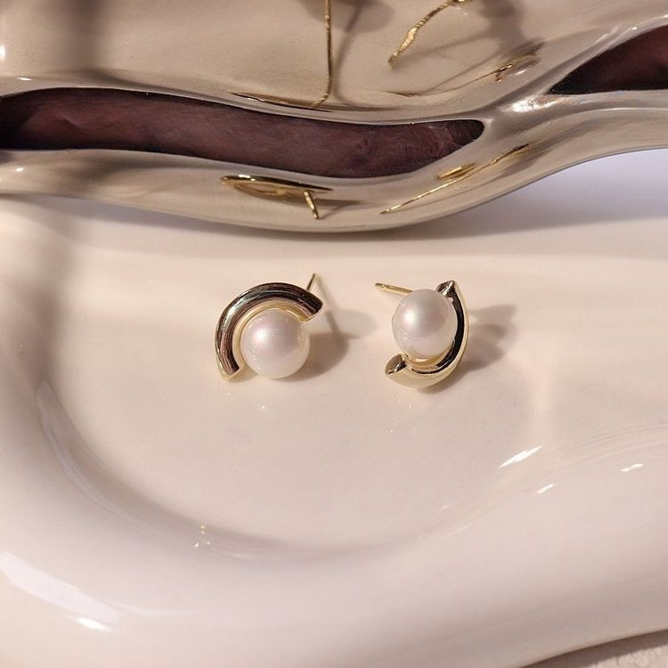 Серьги-гвоздики с жемчужиной в изогнутой оправе J10667CJJ Серьги-гвоздики с жемчужиной в изогнутой оправе J10667CJJ