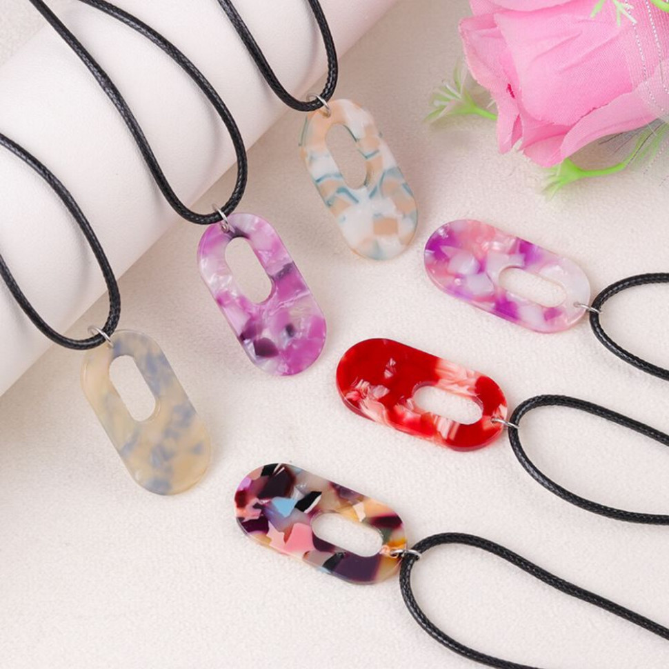 Яркая акриловая подвеска в форме звена цепи на шнурке CJJ31695