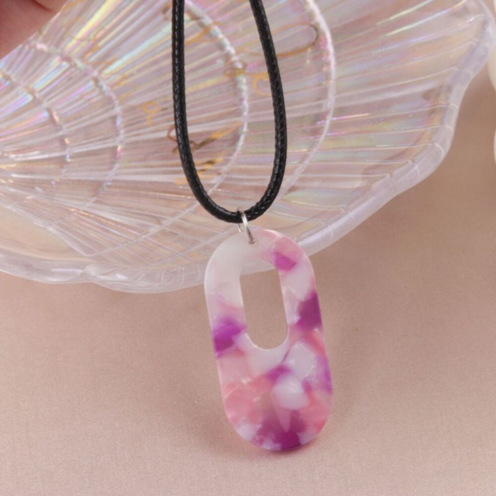 Яркая акриловая подвеска в форме звена цепи на шнурке CJJ31695