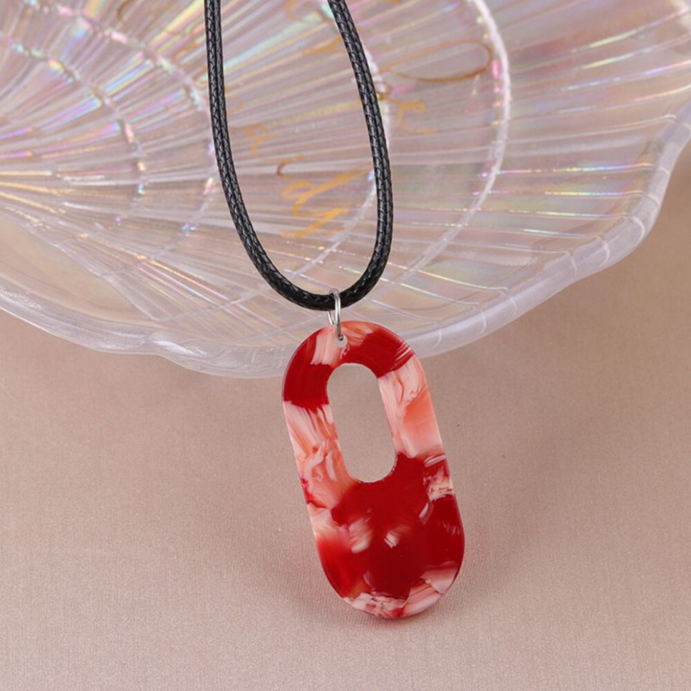 Яркая акриловая подвеска в форме звена цепи на шнурке CJJ31695