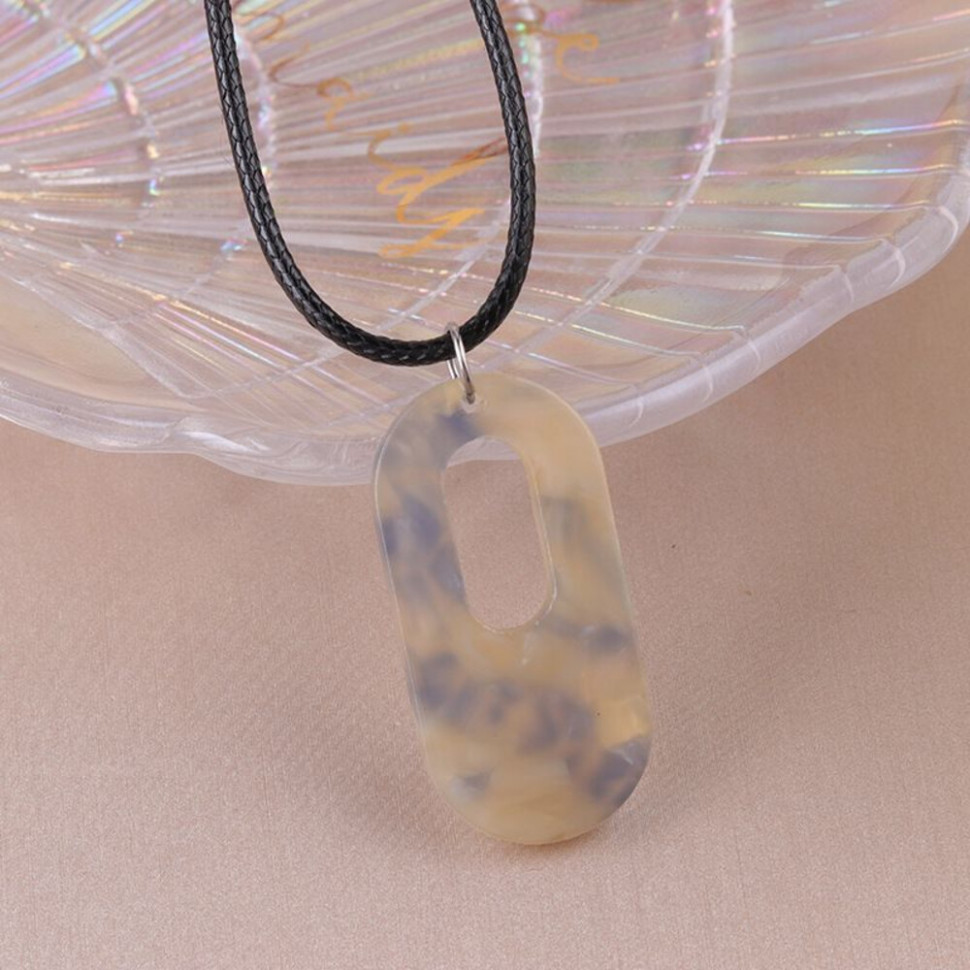 Яркая акриловая подвеска в форме звена цепи на шнурке CJJ31695