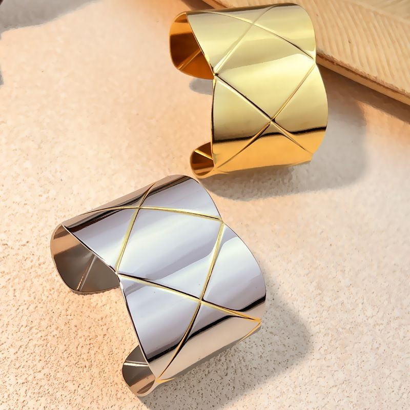 Браслет-кафф широкий с ромбовидной гравировкой CJM19004