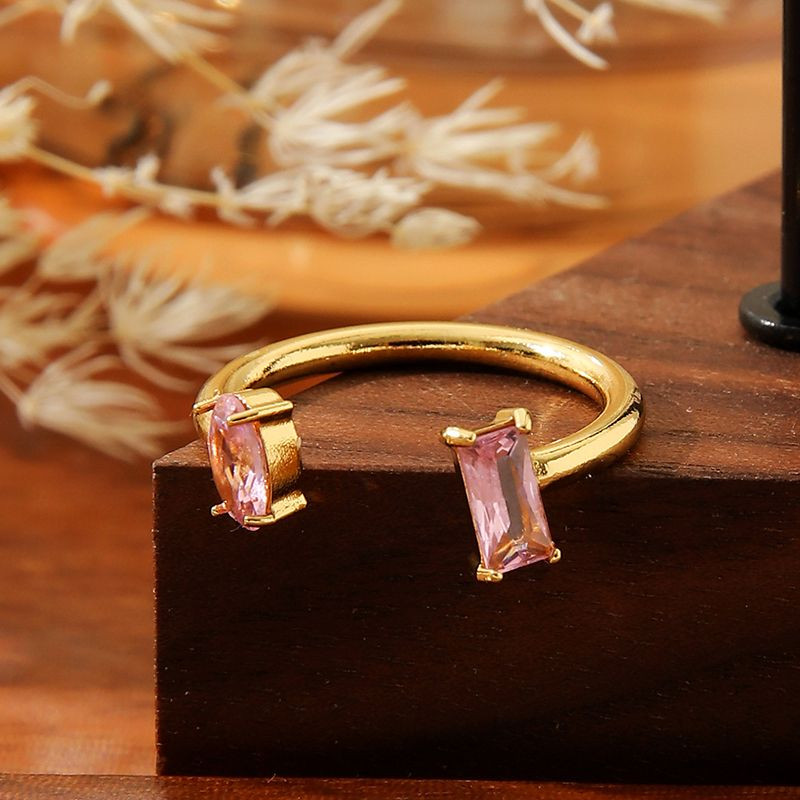 Кольцо разомкнутое с зелеными изумрудными вставками CJN90704