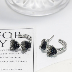 Серьги-кольца с оригинальными подвесками-бантами из черных стразов CJH38288