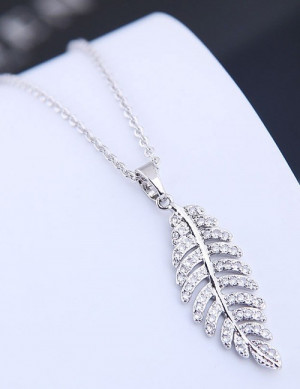 Серебристое Колье в форме изогнутого пера с кристаллами A58773 Серебристое Колье в форме изогнутого пера с кристаллами A58773
