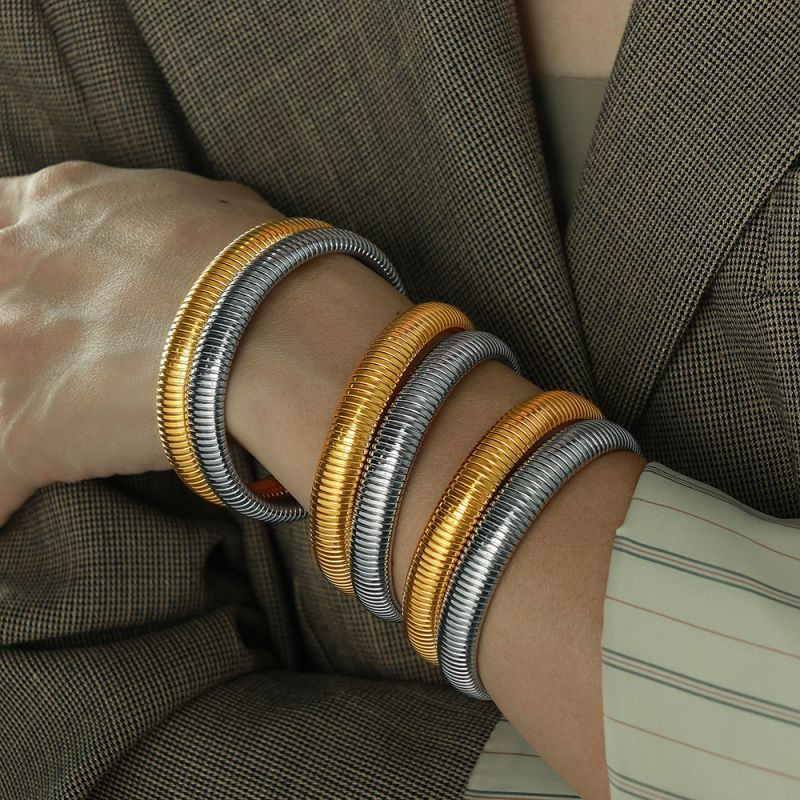 Браслет жесткий классический с выпуклым профилем CJL90814