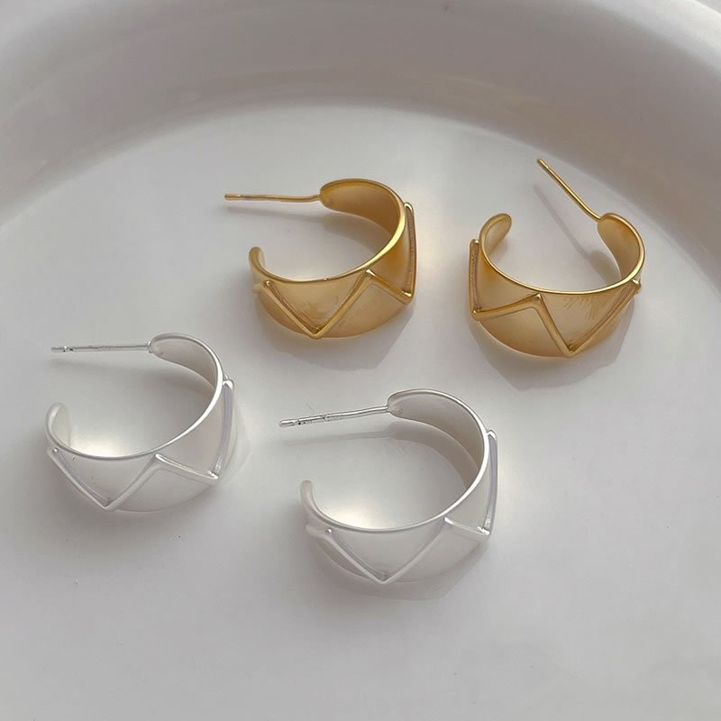 Широкие серьги-кольца с белой эмалью M86888