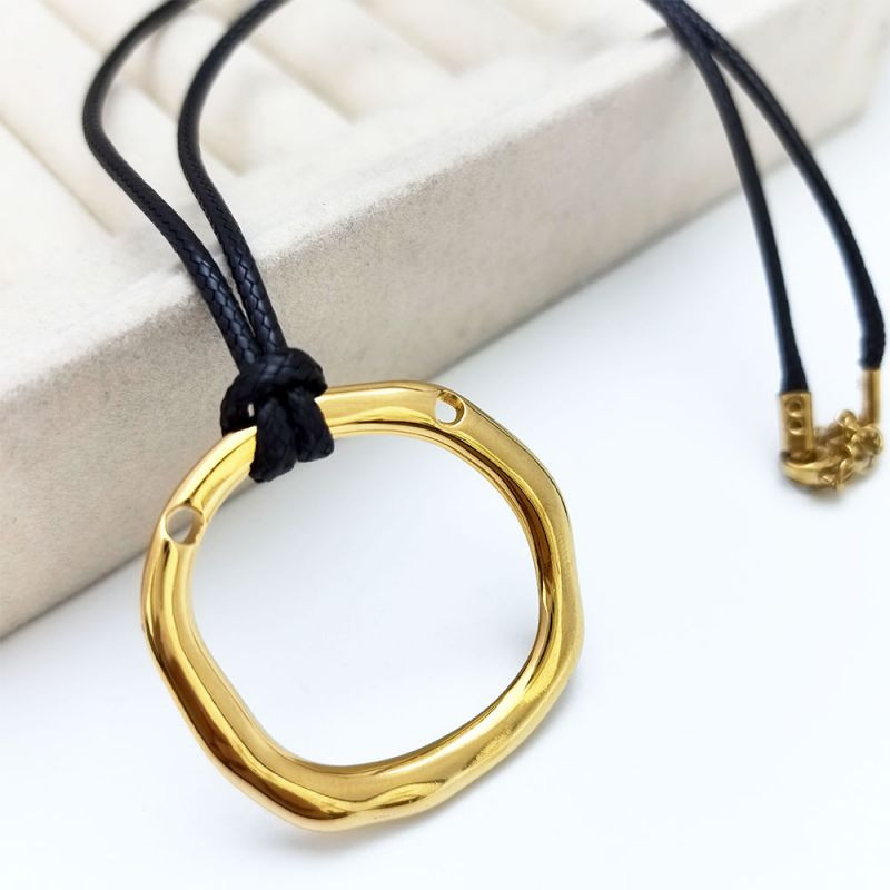 Длинная цепочка на шнурке с крупной металлической подвеской абстрактной формы CJR66535 Длинная цепочка на шнурке с крупной металлической подвеской абстрактной формы CJR66535