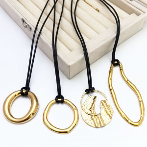 Длинная цепочка на шнурке с крупной металлической подвеской абстрактной формы CJR66535