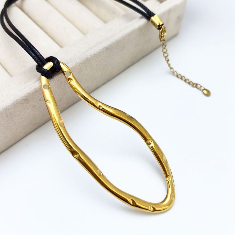 Длинная цепочка на шнурке с крупной металлической подвеской абстрактной формы CJR66535 Длинная цепочка на шнурке с крупной металлической подвеской абстрактной формы CJR66535