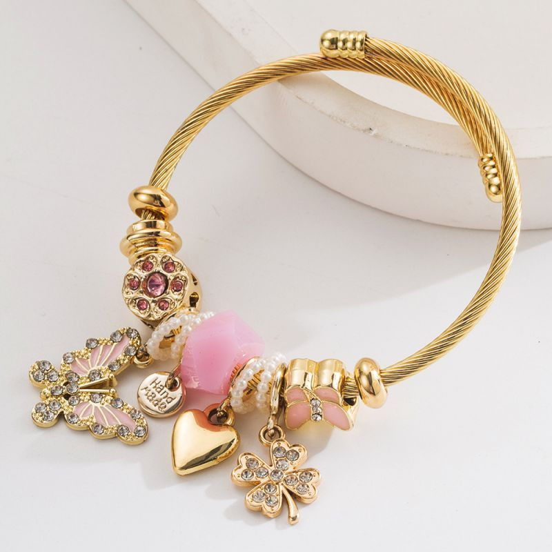 Браслет жесткий разомкнутый с подвесками-шармами и бусинами CJN42838