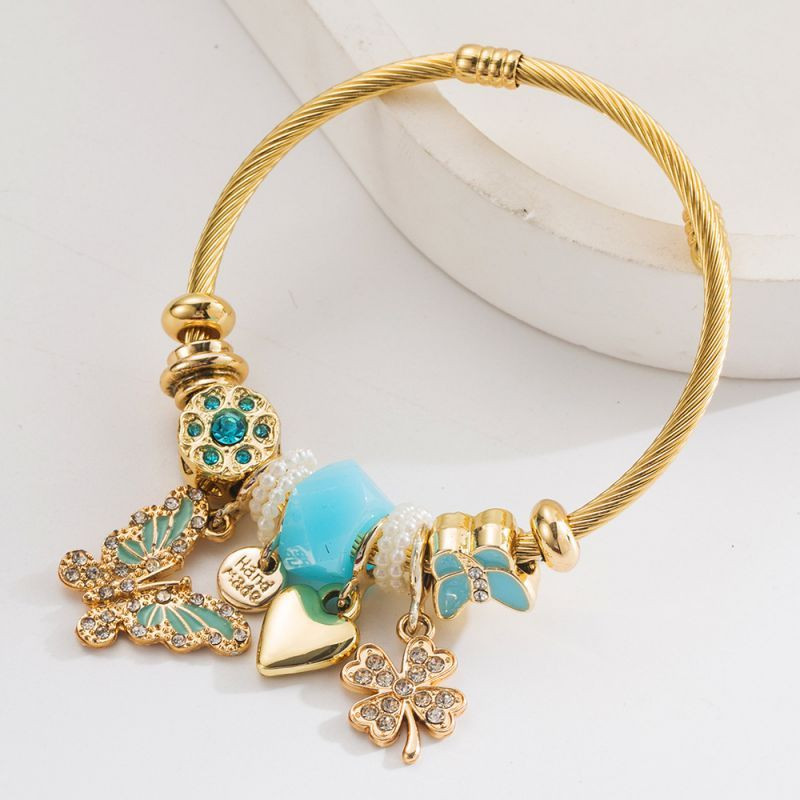 Браслет жесткий разомкнутый с подвесками-шармами и бусинами CJN42838