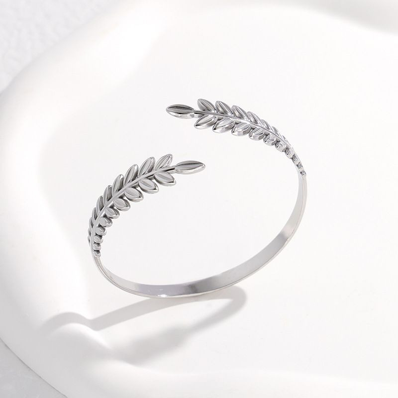 Браслет жесткий тонкий с веточками на концах CJN40376