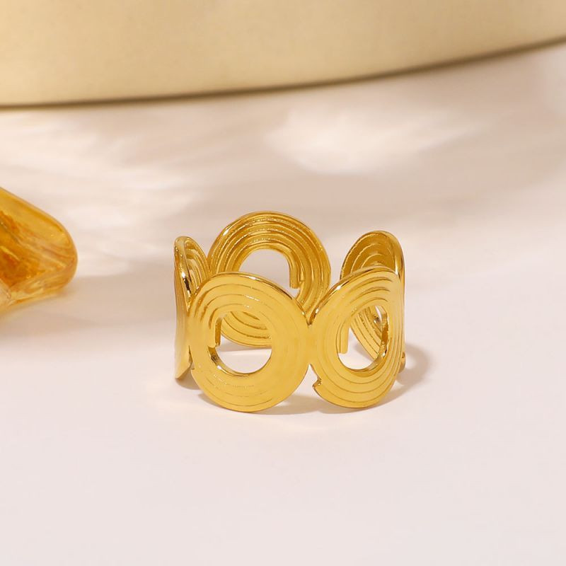 Широкое ажурное кольцо с геометрическим узором из кругов CJM30191