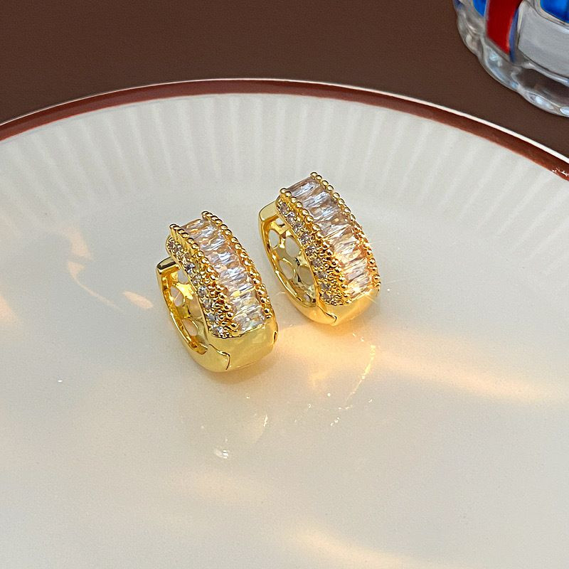 Массивные серьги-кольца с дорожкой камней CJL32453