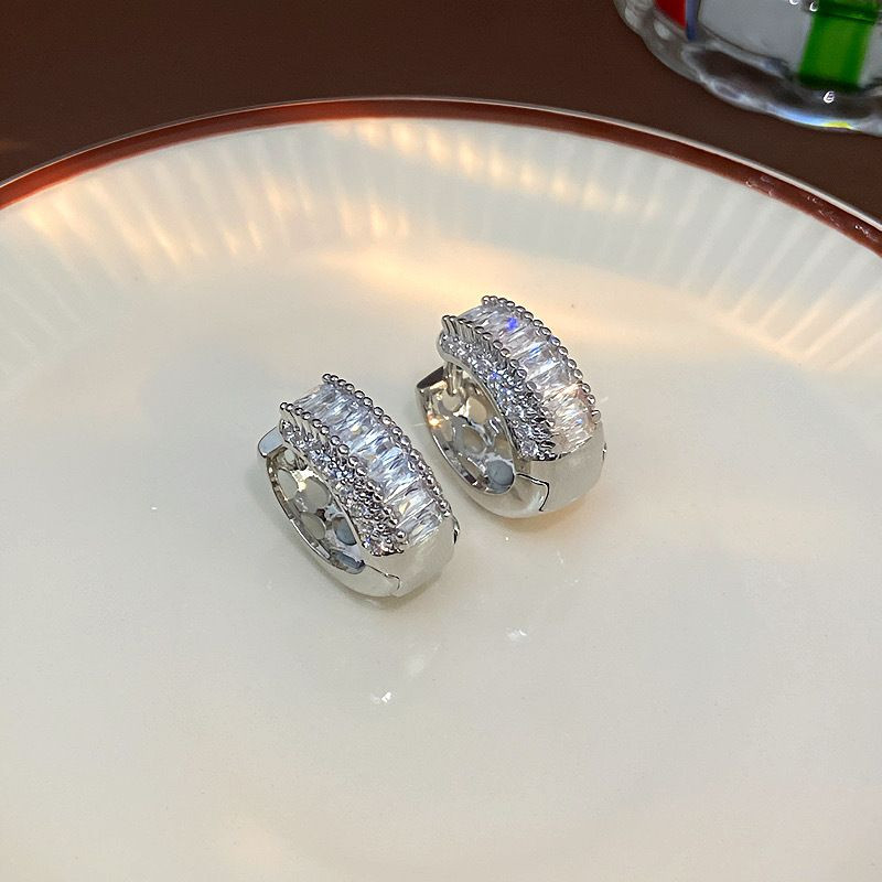 Массивные серьги-кольца с дорожкой камней CJL32453