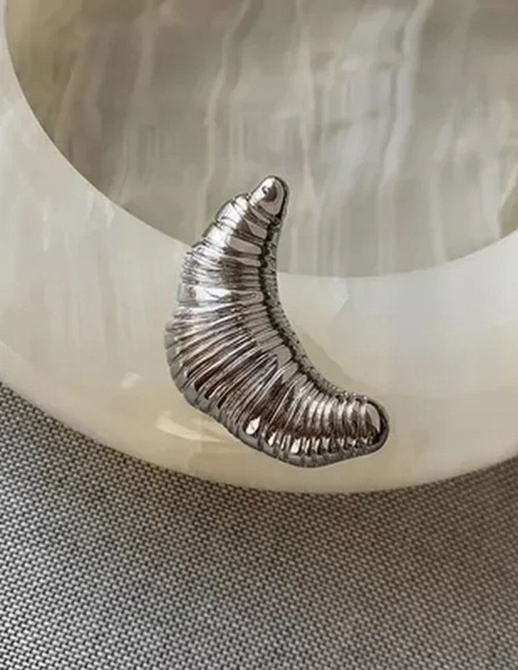 Стальная брошь круассан J10075CJJ Стальная брошь круассан J10075CJJ