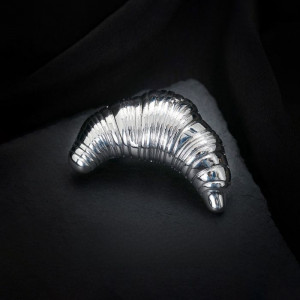 Стальная брошь круассан J10075CJJ Стальная брошь круассан J10075CJJ