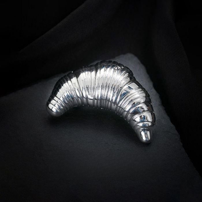 Стальная брошь круассан J10075CJJ