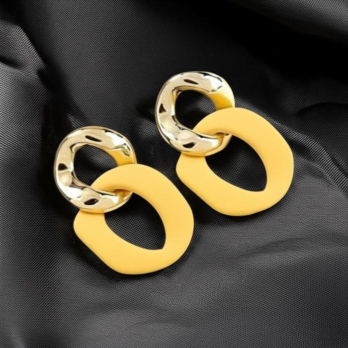 Крупные желтые серьги из матового пластика с фактурными кольцами 2V44892МСК