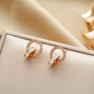 Серьги из двух колец с римскими цифрами и дорожкой кристаллов 1J12474CJJ Серьги из двух колец с римскими цифрами и дорожкой кристаллов 1J12474CJJ