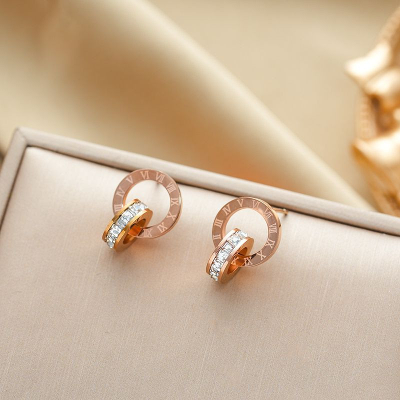 Серьги из двух колец с римскими цифрами и дорожкой кристаллов 1J12474CJJ