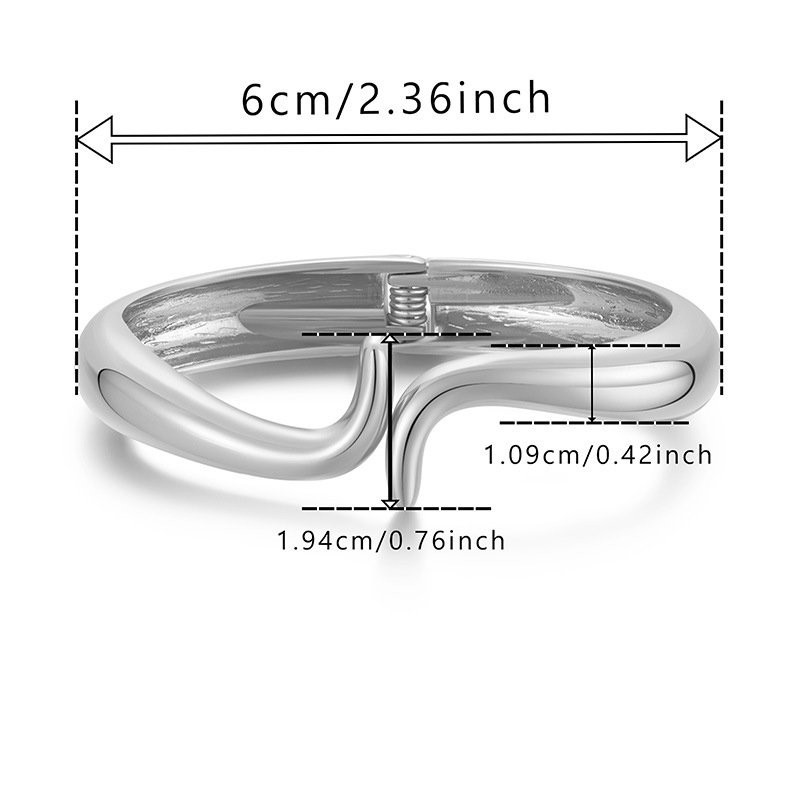 Браслет жесткий разомкнутый в форме капли CJG68095