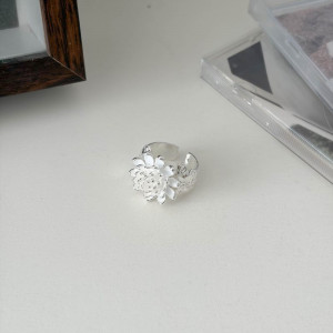 Серебряное кольцо с цветком ASUZ02082