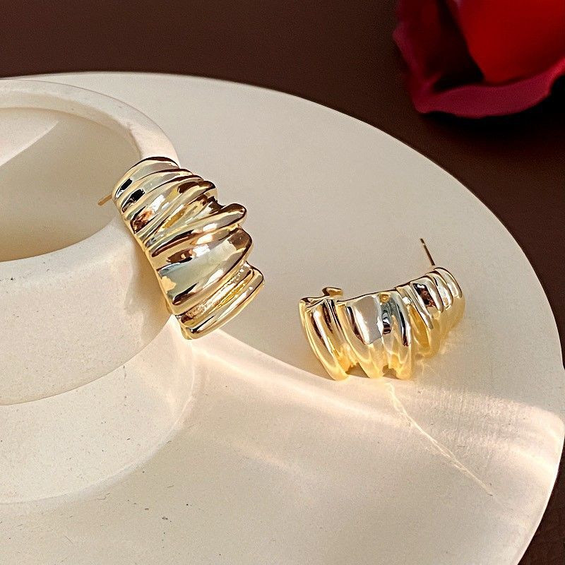 Фактурные серьги-полукольца в стиле «жатый металл» CJP62446