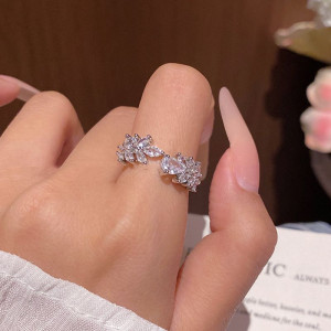 Серебряное кольцо с листом и цирконом CJZ41927