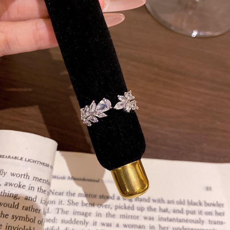 Серебряное кольцо с листом и цирконом CJZ41927