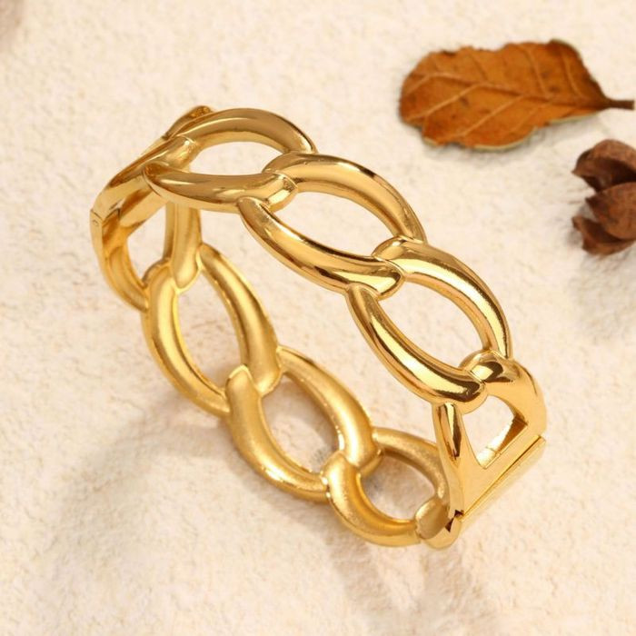 Браслет жесткий ажурный с переплетающимися овальными звеньями CJM42420