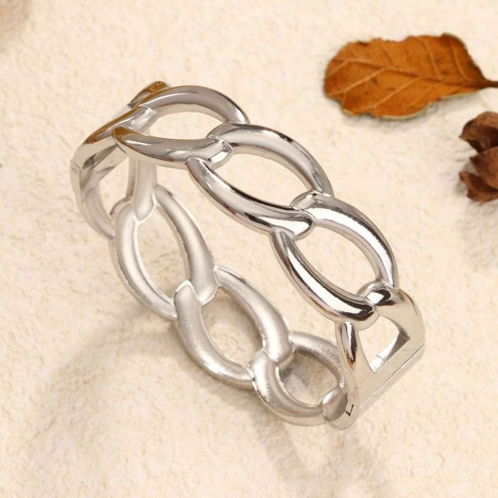 Браслет жесткий ажурный с переплетающимися овальными звеньями CJM42420