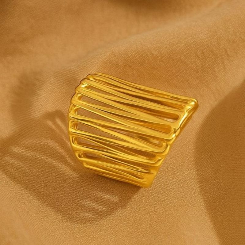 Широкое золотистое кольцо с вертикальной перфорацией 1J12249CJJ Широкое золотистое кольцо с вертикальной перфорацией 1J12249CJJ