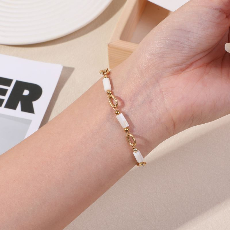 Браслет цепочка с цветными цилиндрами CJN35302