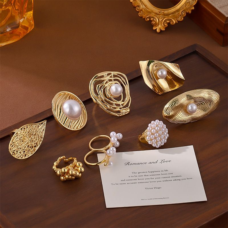 Двойное золотистое кольцо с жемчужными подвесками CJL03495