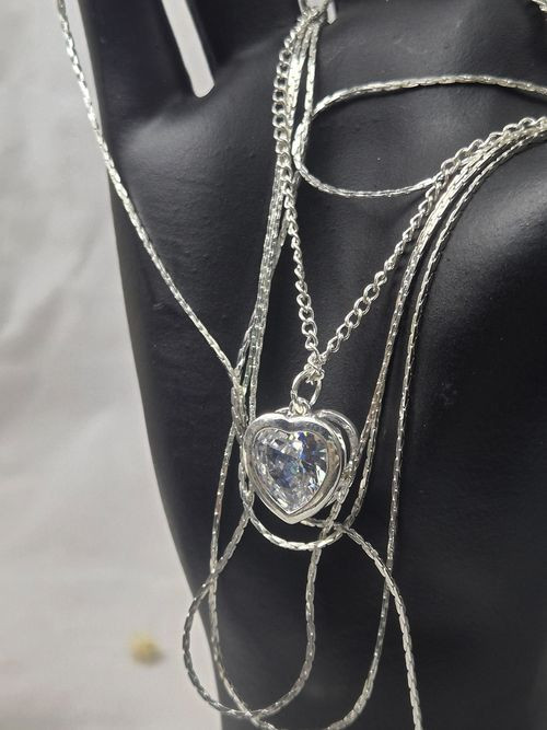 Многослойное серебристое колье из тонких цепей с сердцем J11444CJJ