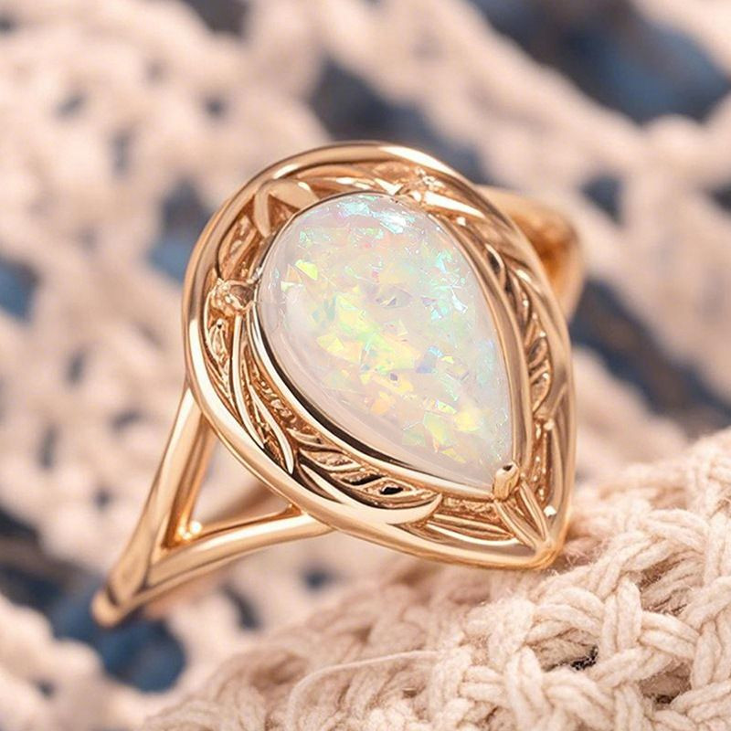 Винтажное кольцо с крупным опалесцирующим камнем-каплей CJR56563