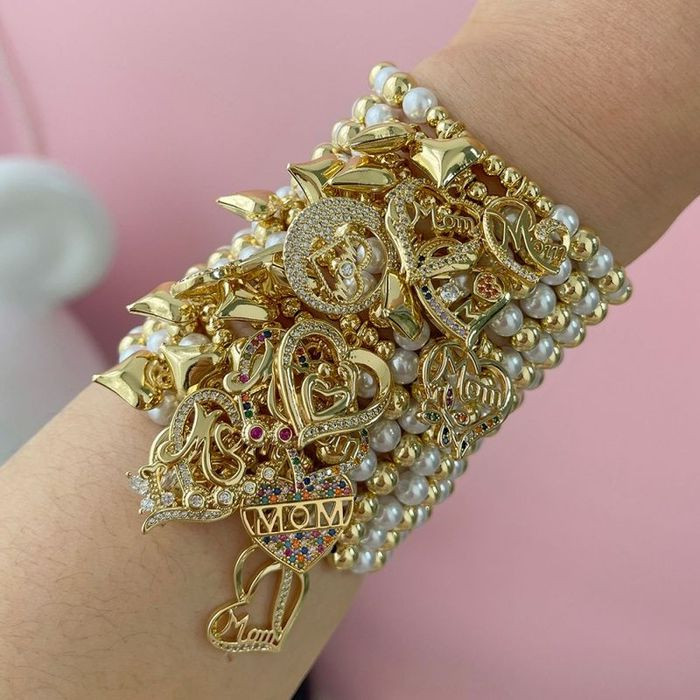 Браслет из белого жемчуга с золотистыми подвесками CJL22888