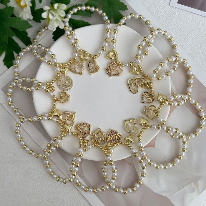 Браслет из белого жемчуга с золотистыми подвесками CJL22888