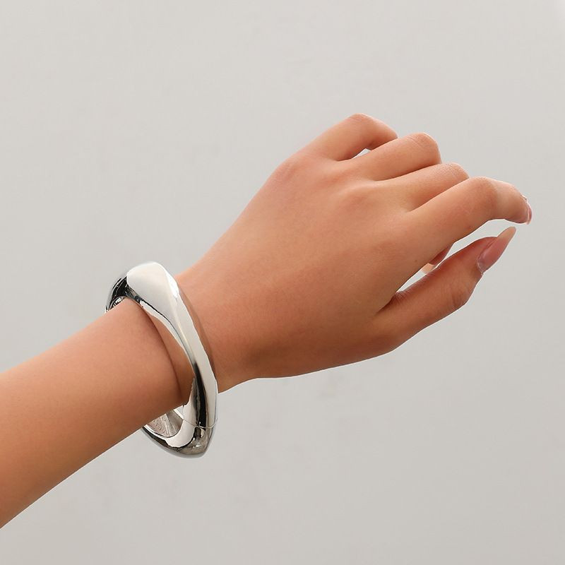 Браслет жесткий объемный обтекаемой формы CJL97753