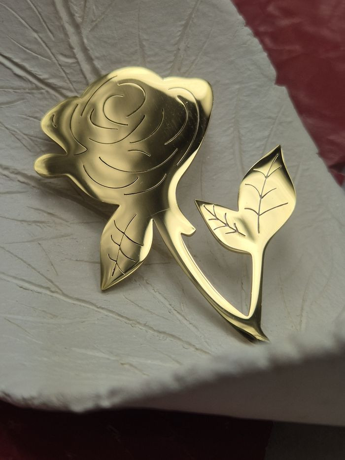 Брошь роза сталь с напылением золотом J11545CJJ Брошь роза сталь с напылением золотом J11545CJJ