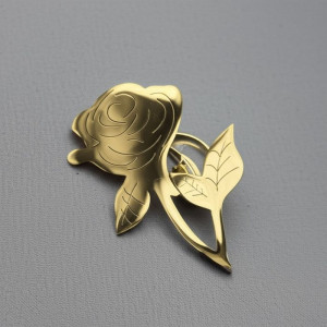 Брошь роза сталь с напылением золотом J11545CJJ Брошь роза сталь с напылением золотом J11545CJJ