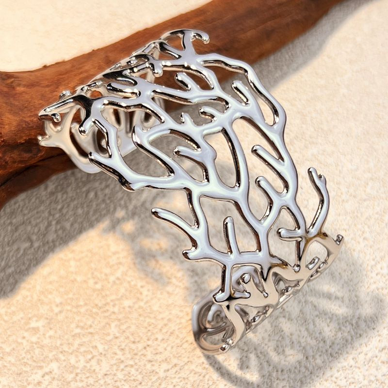 Браслет-кафф ажурный с растительным орнаментом CJM19014 Браслет-кафф ажурный с растительным орнаментом CJM19014