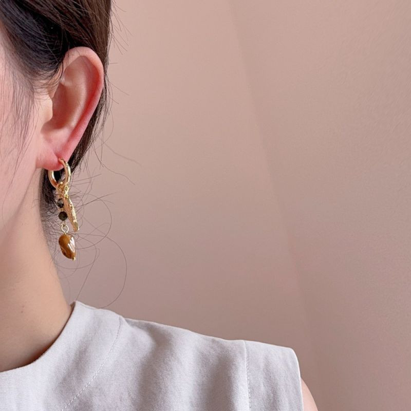 Асимметричный набор золотистых серег-колец с этническими подвесками CJP44822 Асимметричный набор золотистых серег-колец с этническими подвесками CJP44822