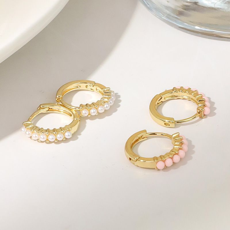 Компактные золотистые серьги-кольца с дорожкой мелкого жемчуга CJH38228 Компактные золотистые серьги-кольца с дорожкой мелкого жемчуга CJH38228