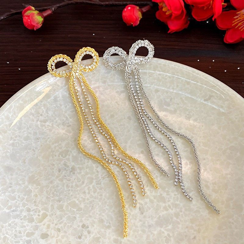 Длинные серьги-банты с кристальными нитями CJP62460