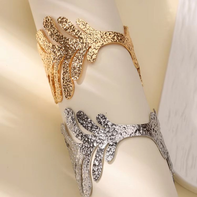 Браслет жесткий широкий с абстрактной фактурой CJL47147