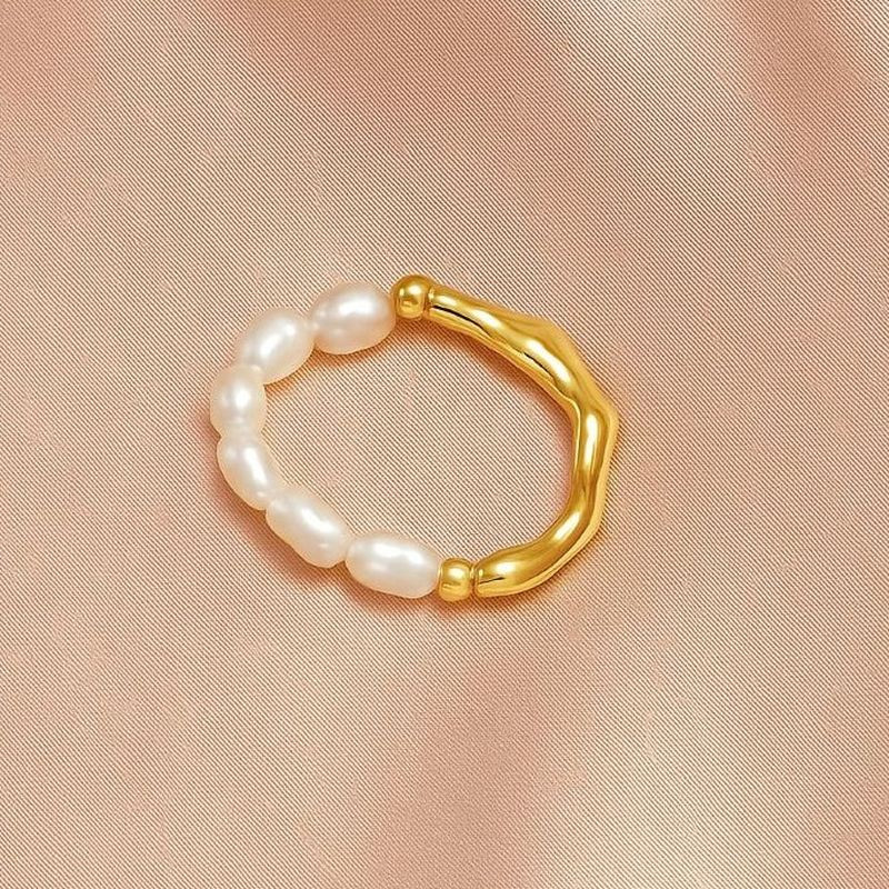 Тонкое разомкнутое кольцо с натуральным жемчугом 1J12251CJJ Тонкое разомкнутое кольцо с натуральным жемчугом 1J12251CJJ