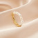 Тонкое разомкнутое кольцо с натуральным жемчугом 1J12251CJJ Тонкое разомкнутое кольцо с натуральным жемчугом 1J12251CJJ
